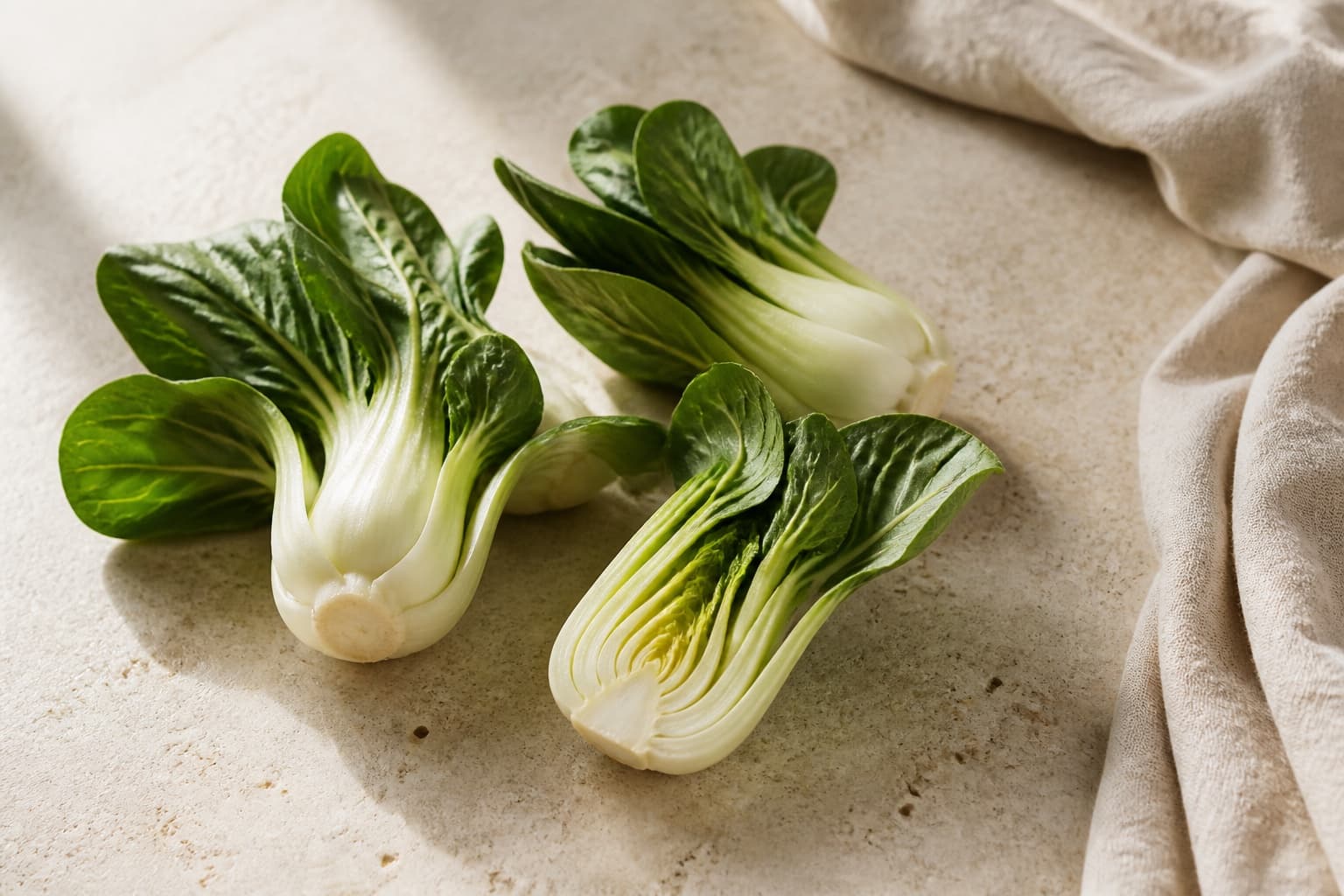 Baby pak choi fotograferet i naturligt nordisk køkkenlys