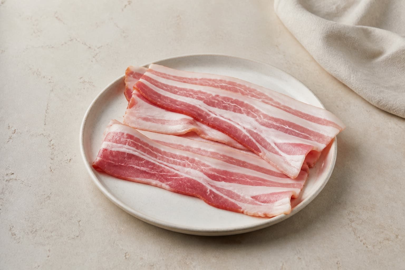Bacon fotograferet i naturligt nordisk køkkenlys