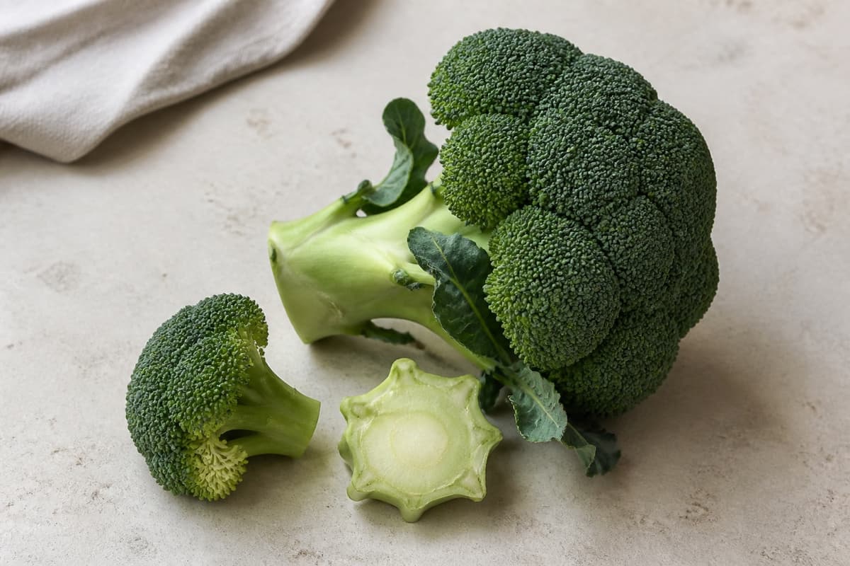 Broccoli fotograferet i naturligt nordisk køkkenlys