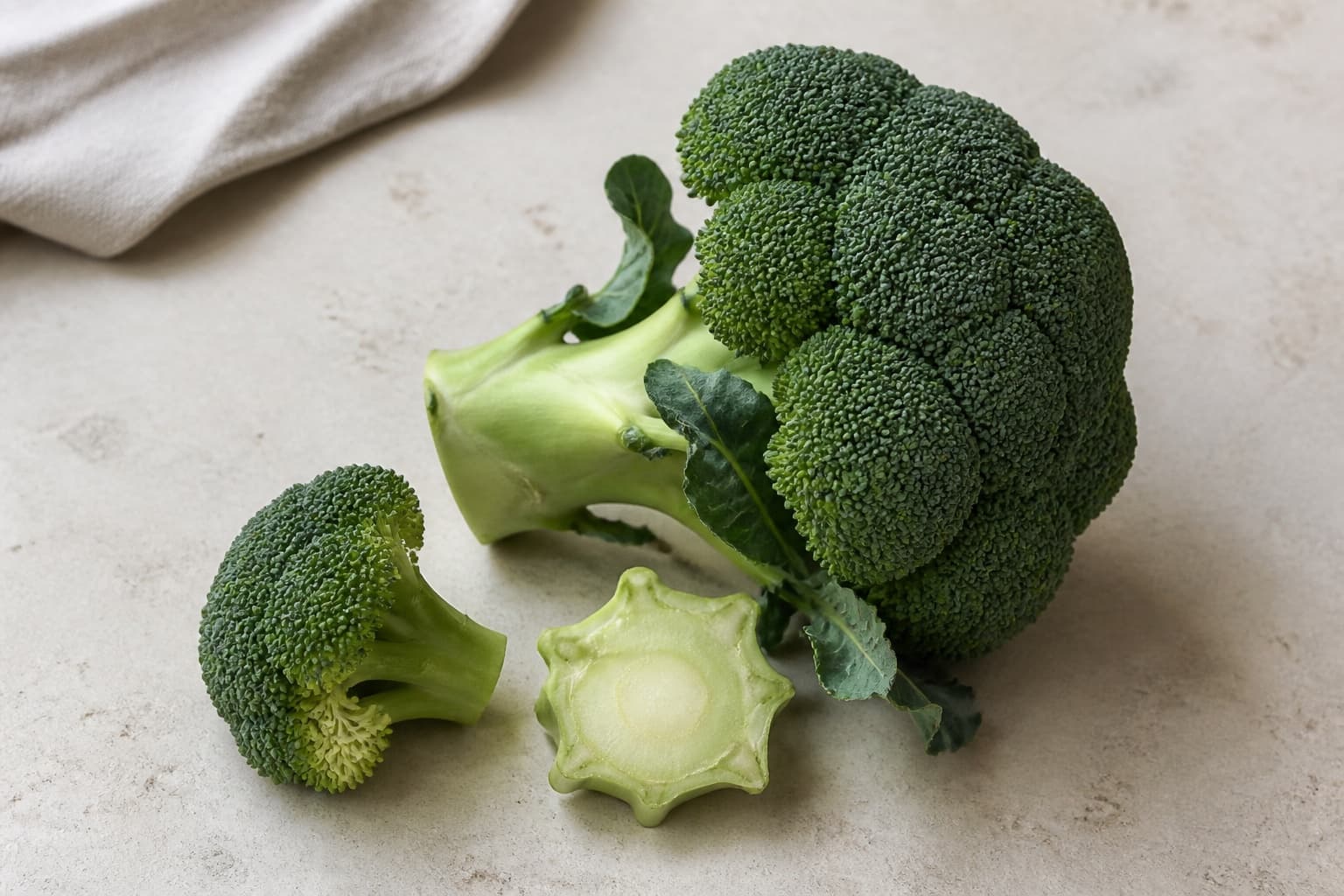 Broccoli fotograferet i naturligt nordisk køkkenlys