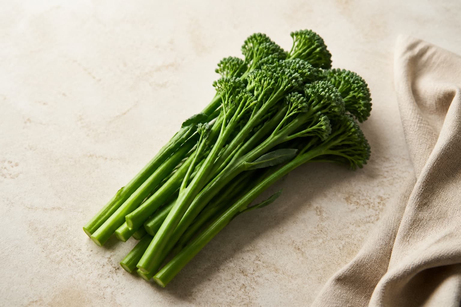 Broccolini fotograferet i naturligt nordisk køkkenlys