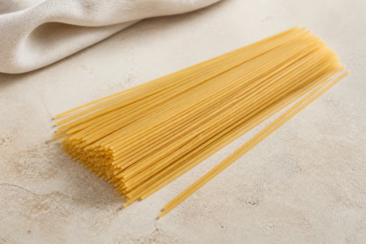 Bronzevalset spaghetti fotograferet i naturligt nordisk køkkenlys