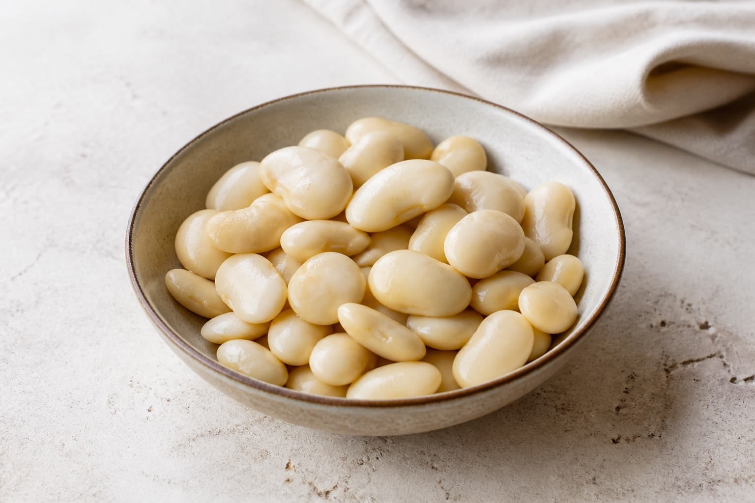 Butterbeans fotograferet i naturligt nordisk køkkenlys