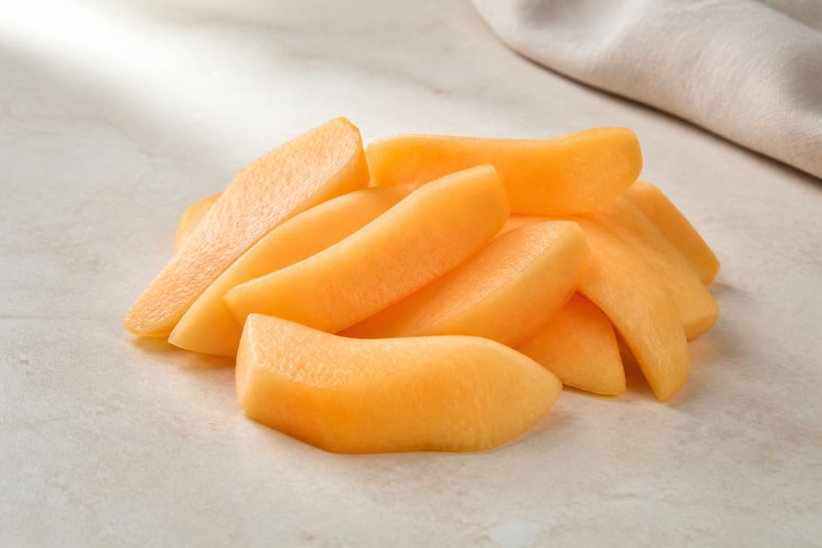 Cantaloupemelon fotograferet i naturligt nordisk køkkenlys