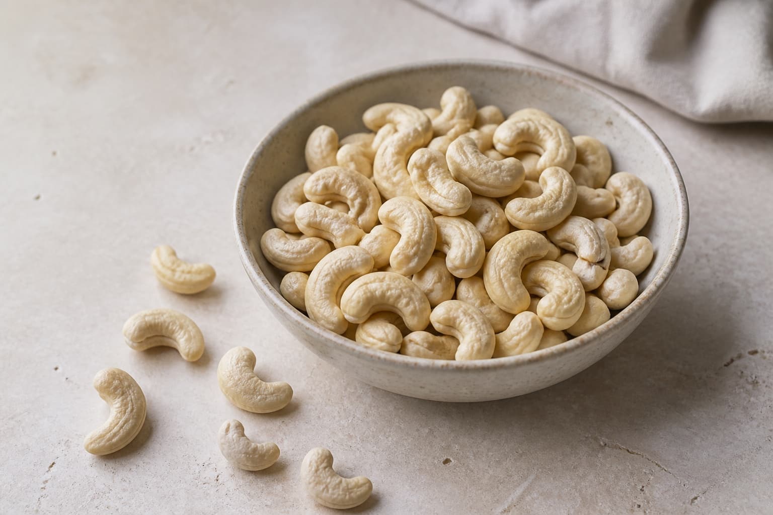 Cashewnødder fotograferet i naturligt nordisk køkkenlys