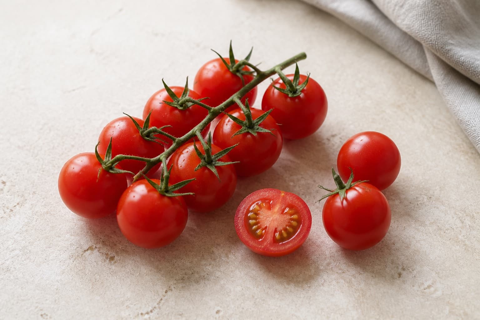 Cherrytomater fotograferet i naturligt nordisk køkkenlys