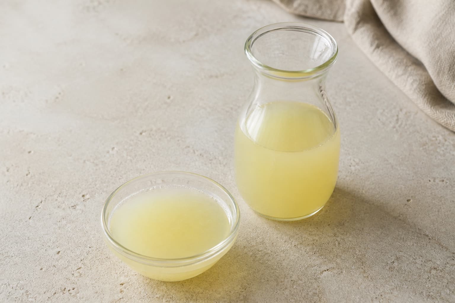 Citronsaft fotograferet i naturligt nordisk køkkenlys