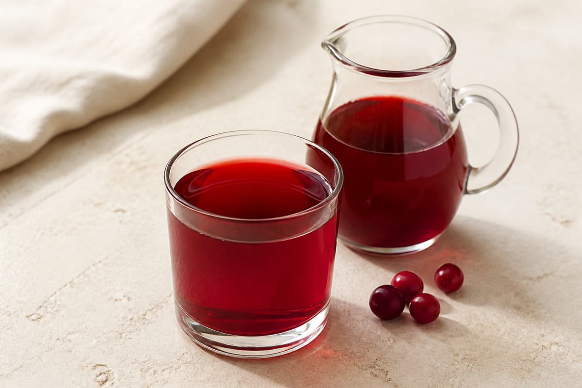 Cranberryjuice fotograferet i naturligt nordisk køkkenlys