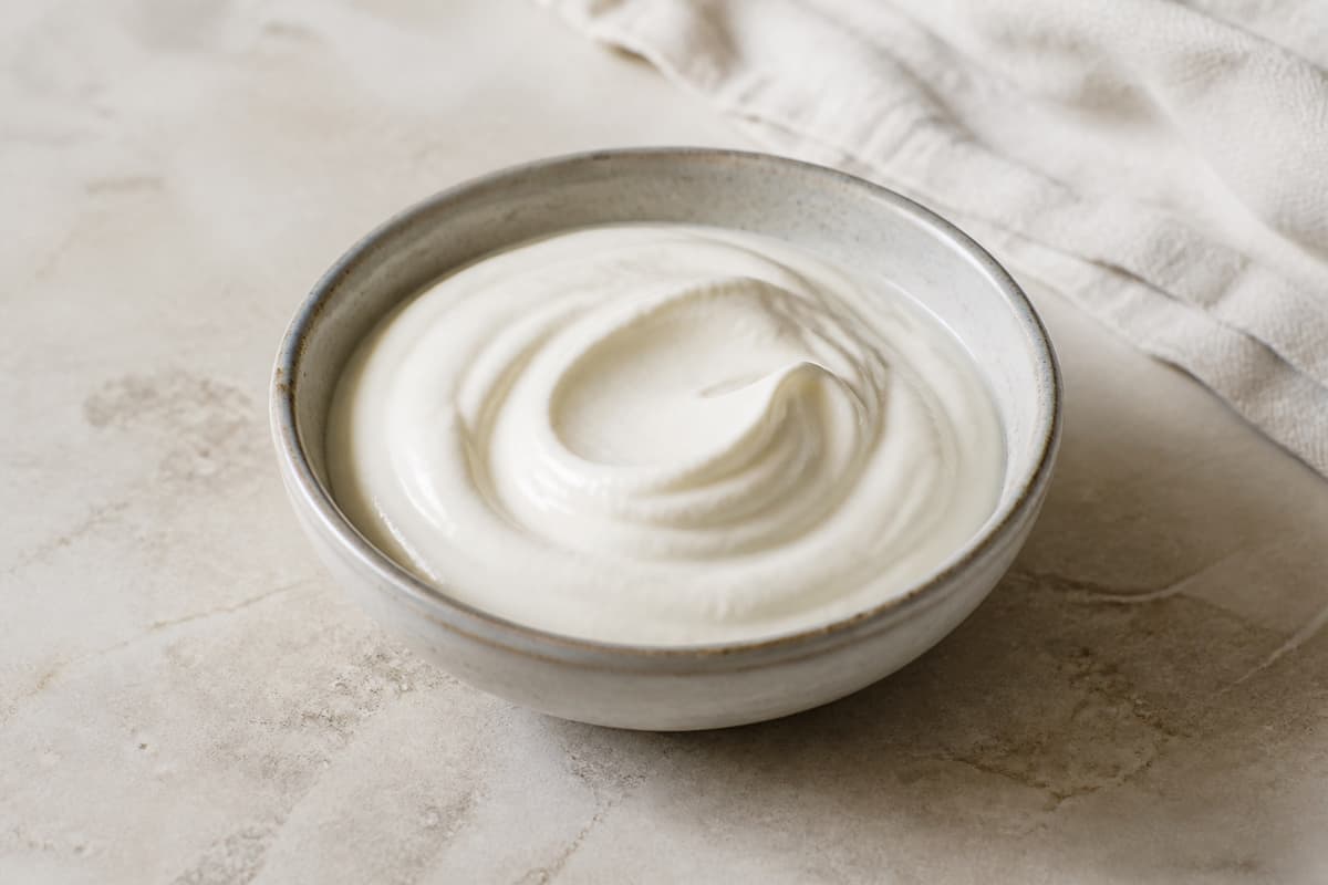 Cremefraiche fotograferet i naturligt nordisk køkkenlys