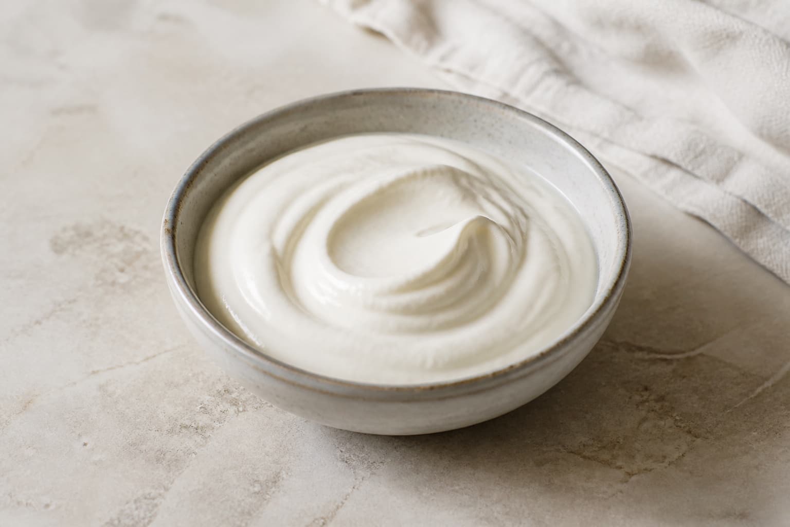 Cremefraiche fotograferet i naturligt nordisk køkkenlys