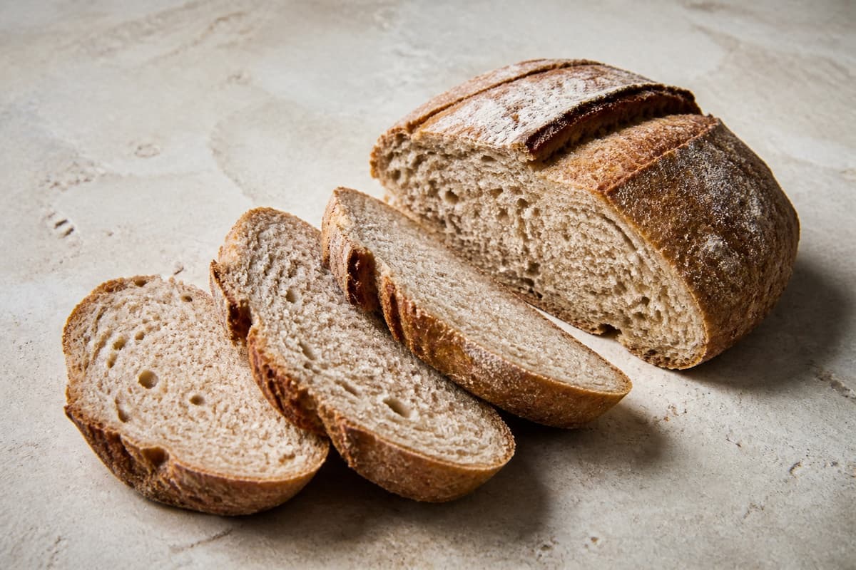 Daggammelt brød fotograferet i naturligt nordisk køkkenlys