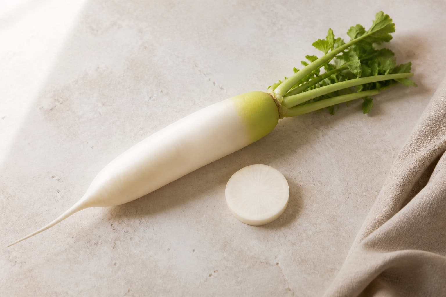 Daikon fotograferet i naturligt nordisk køkkenlys