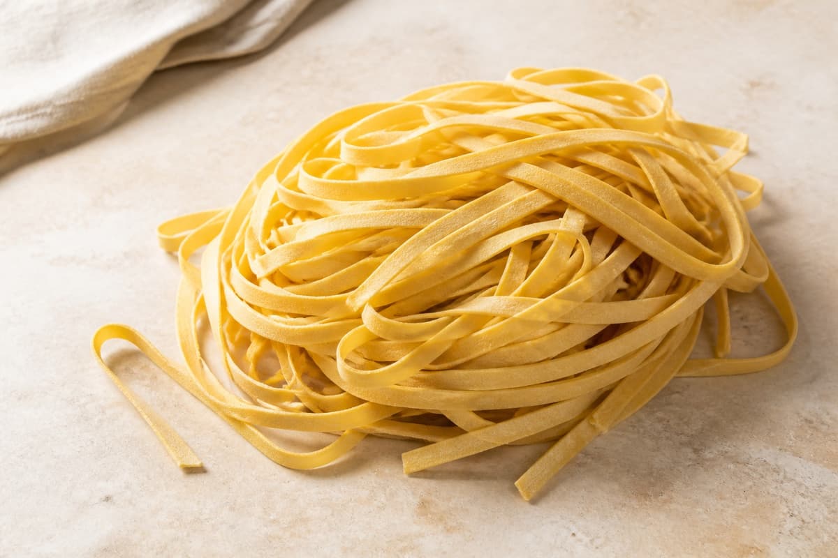 Fettuccine fotograferet i naturligt nordisk køkkenlys