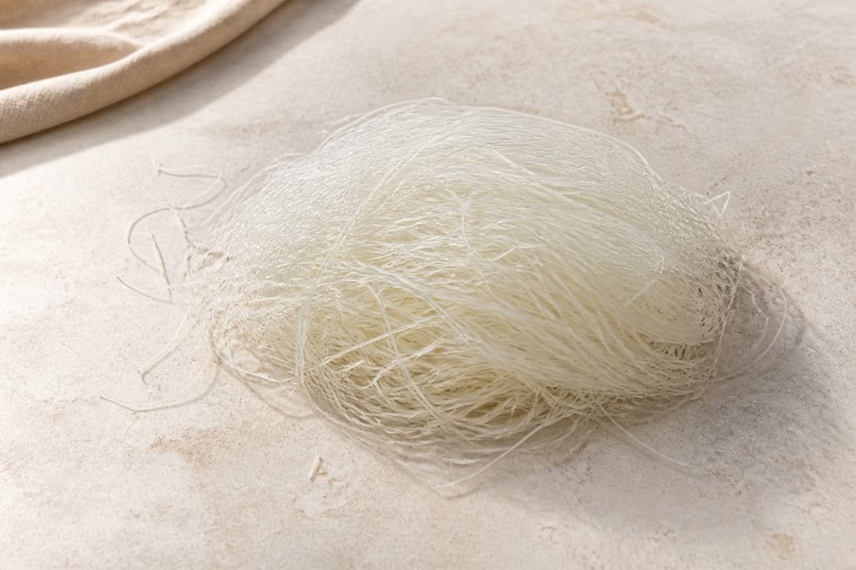 Fine risvermicelli fotograferet i naturligt nordisk køkkenlys