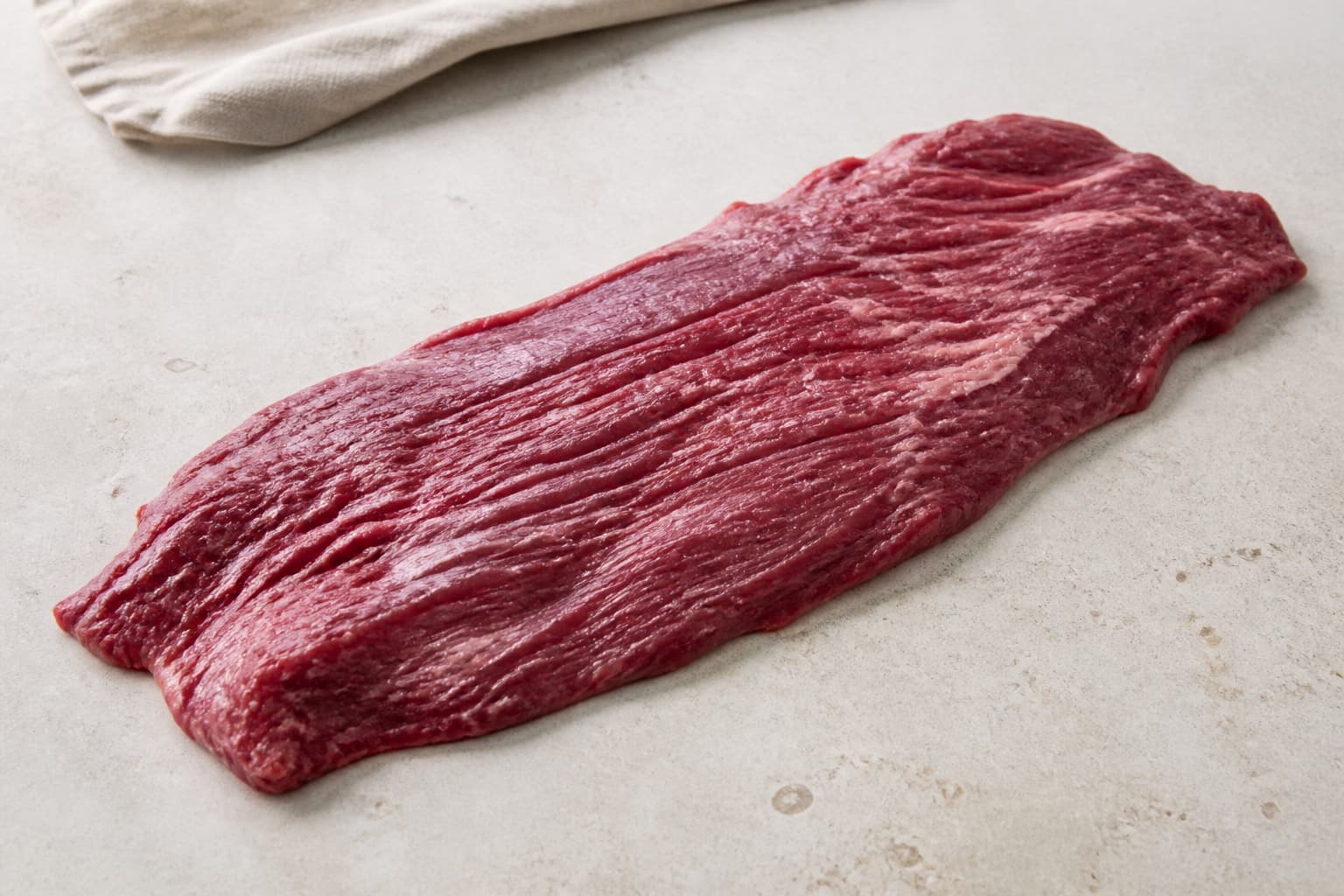 Flanksteak fotograferet i naturligt nordisk køkkenlys