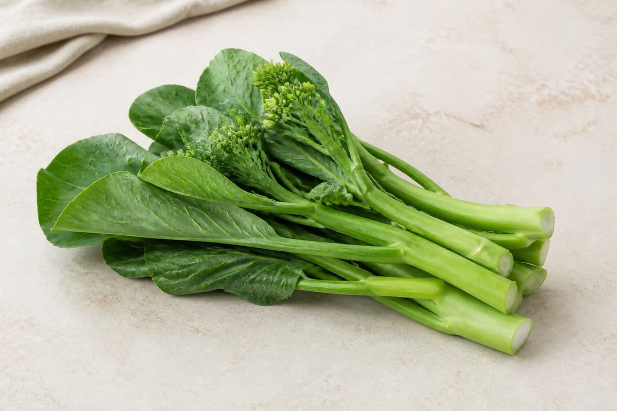 Gai lan fotograferet i naturligt nordisk køkkenlys