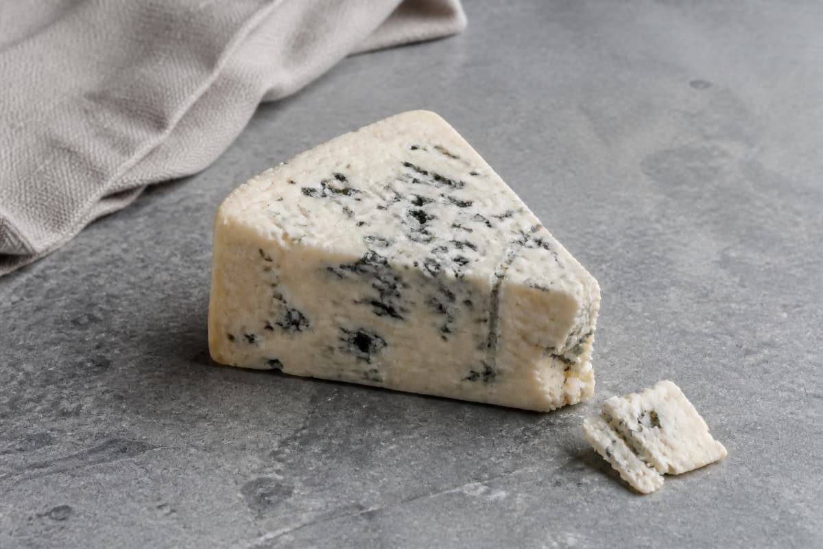 Gorgonzola fotograferet i naturligt nordisk køkkenlys
