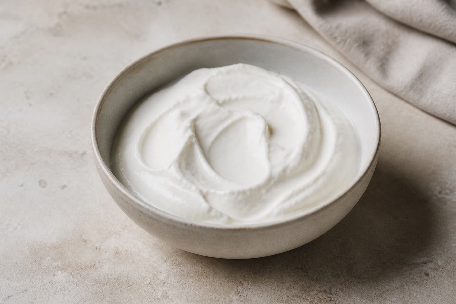 Græsk yoghurt fotograferet i naturligt nordisk køkkenlys