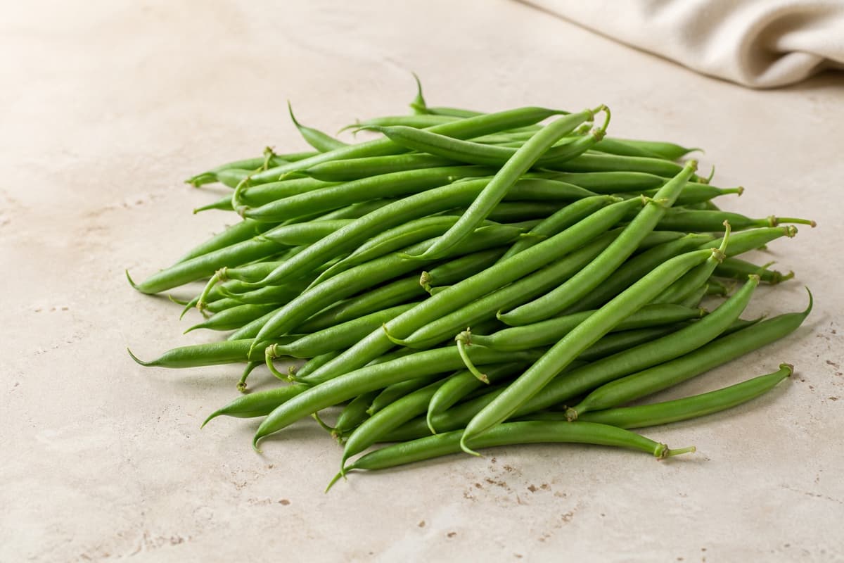 Haricots verts fotograferet i naturligt nordisk køkkenlys