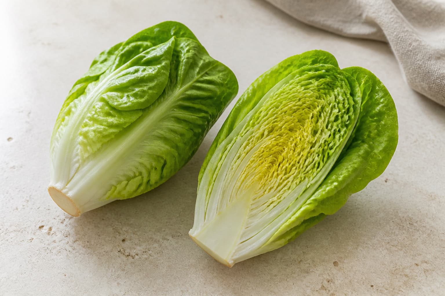 Hjertesalat fotograferet i naturligt nordisk køkkenlys