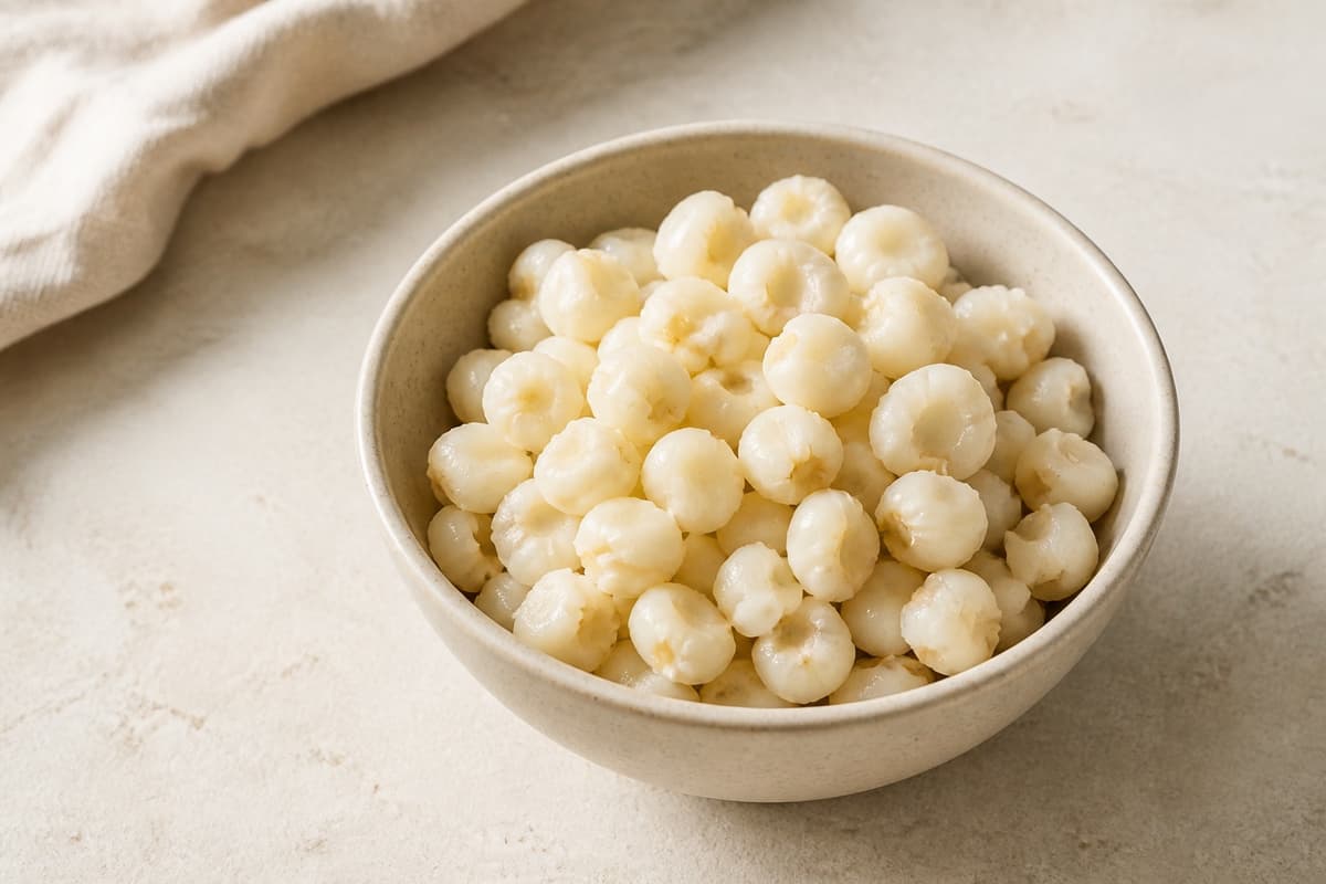 Hominy fotograferet i naturligt nordisk køkkenlys