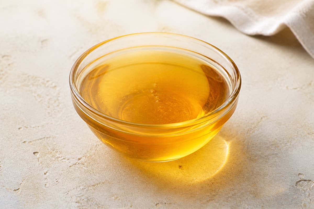 Honning eller sukkersirup fotograferet i naturligt nordisk køkkenlys
