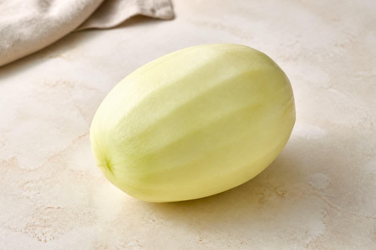 Honningmelon fotograferet i naturligt nordisk køkkenlys