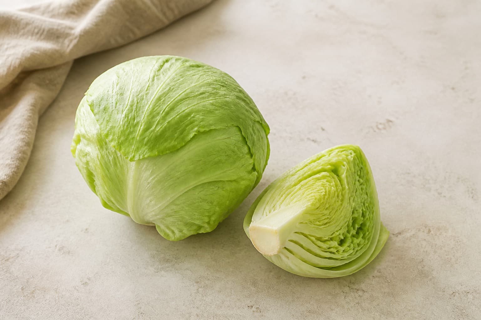 Icebergsalat fotograferet i naturligt nordisk køkkenlys