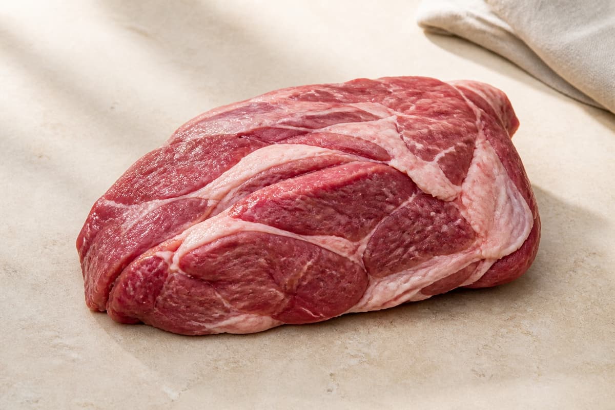 Kalveskulder fotograferet i naturligt nordisk køkkenlys