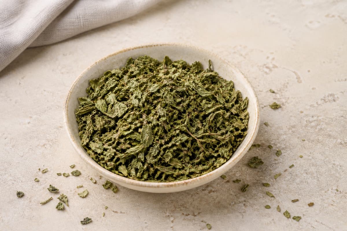 Kasoori methi fotograferet i naturligt nordisk køkkenlys