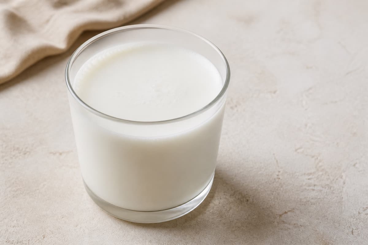 Kefir fotograferet i naturligt nordisk køkkenlys
