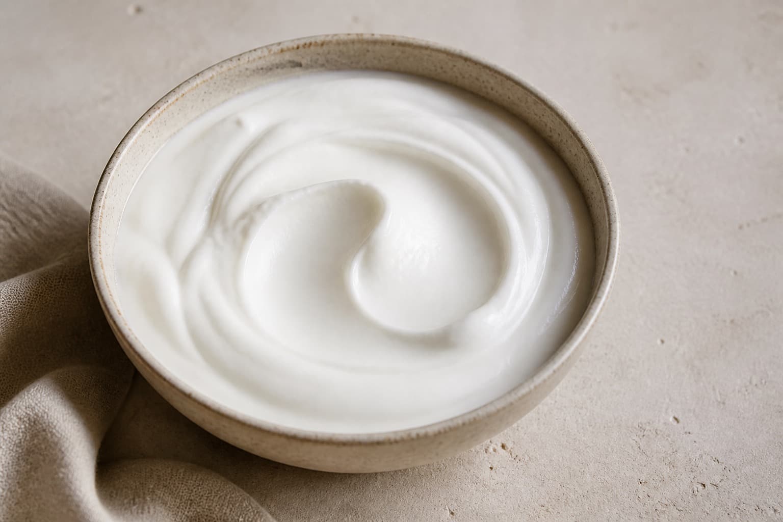 Kokosyoghurt fotograferet i naturligt nordisk køkkenlys