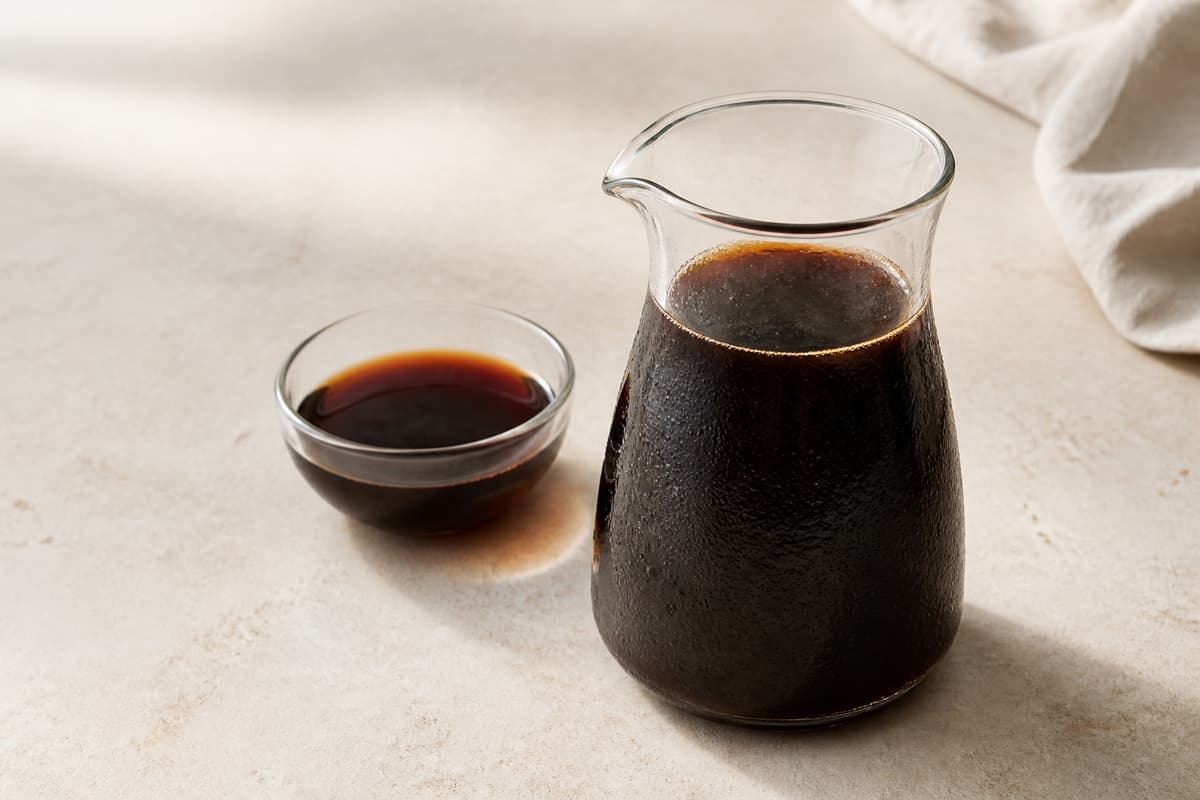 Koldbrygget kaffekoncentrat fotograferet i naturligt nordisk køkkenlys