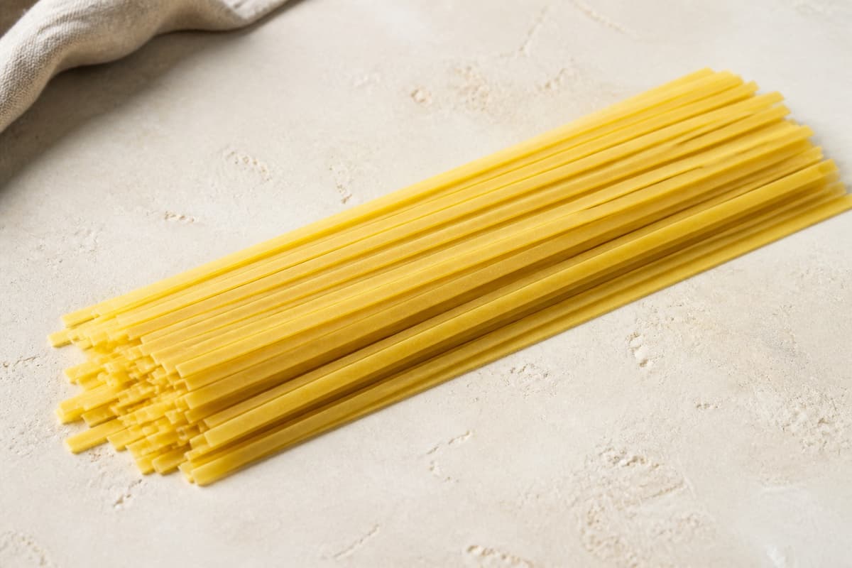 Linguine fotograferet i naturligt nordisk køkkenlys