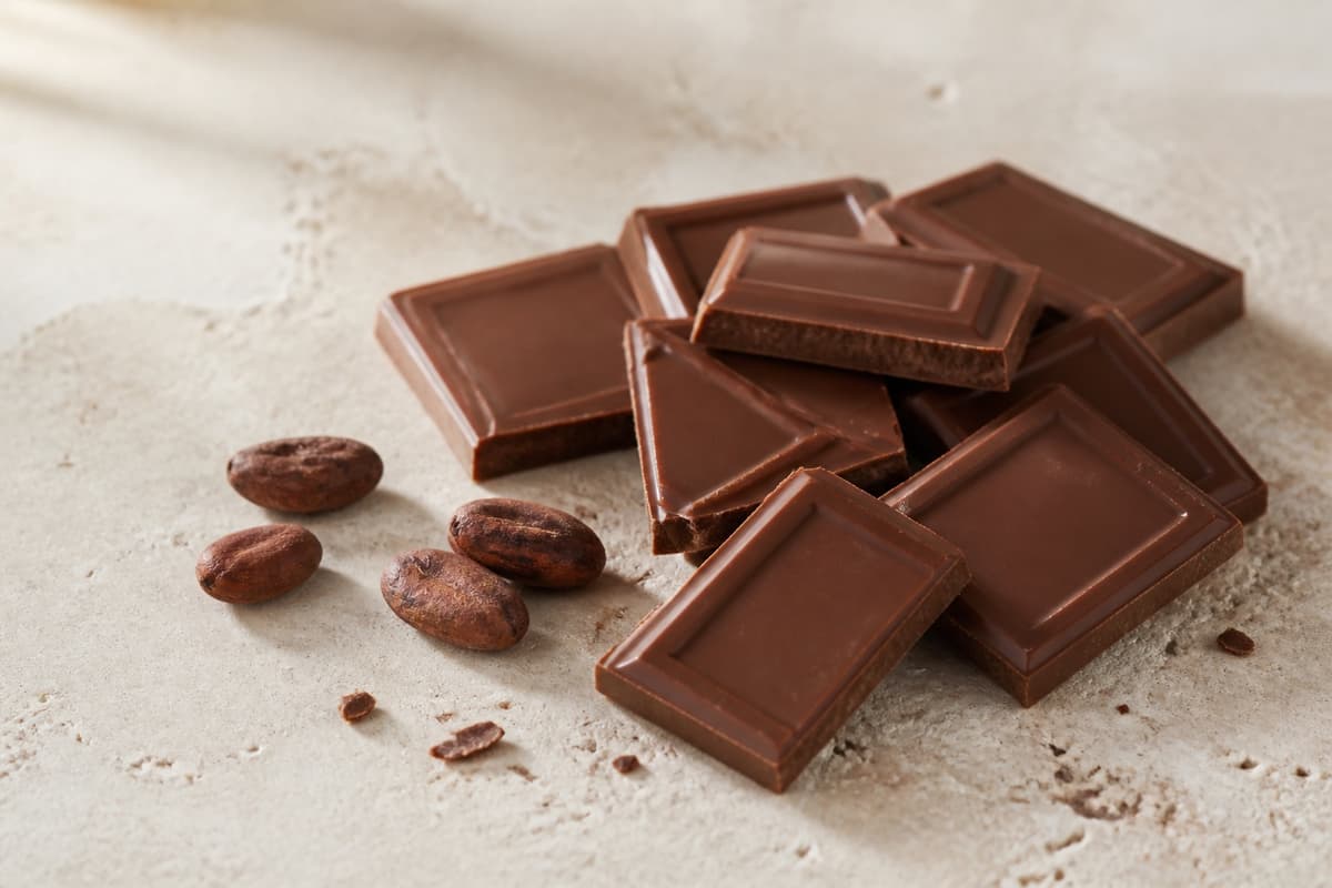 Mælkechokolade fotograferet i naturligt nordisk køkkenlys