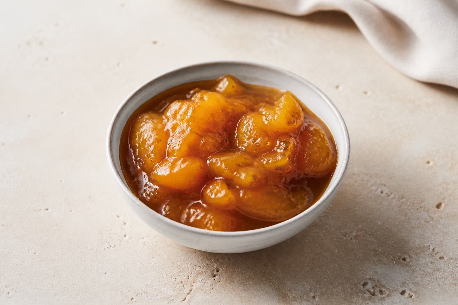 Mangochutney fotograferet i naturligt nordisk køkkenlys