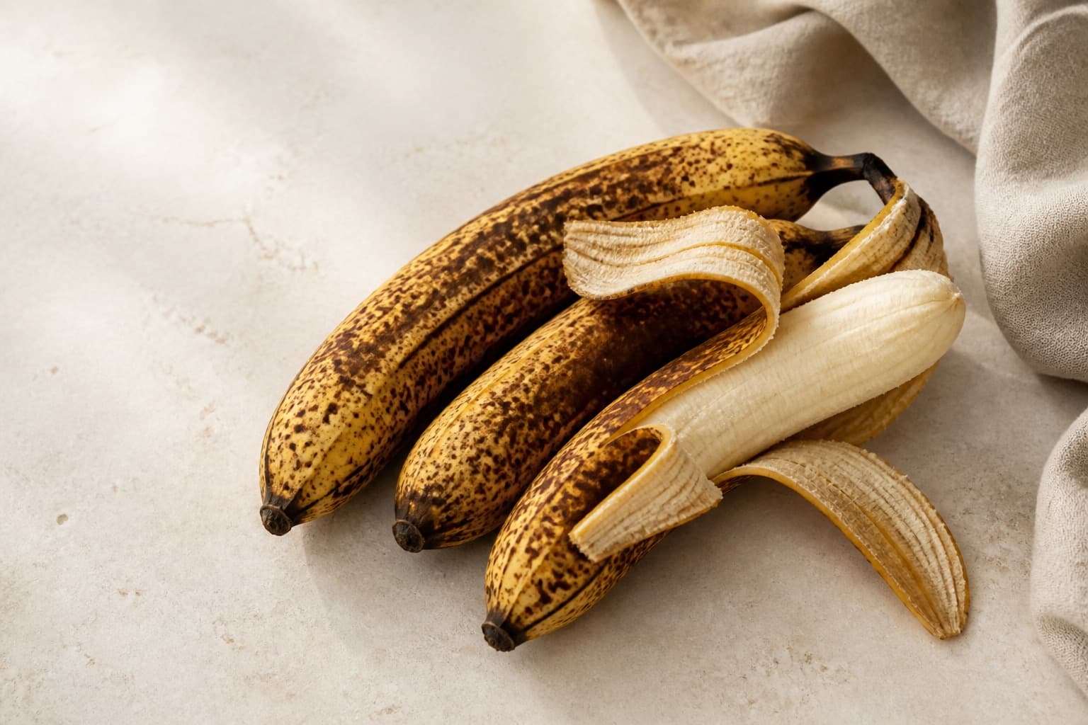 Meget modne bananer fotograferet i naturligt nordisk køkkenlys