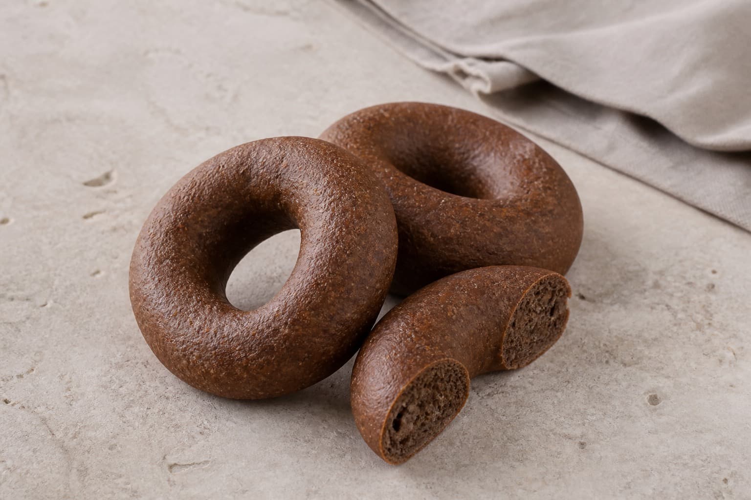 Mørke rugbagels fotograferet i naturligt nordisk køkkenlys