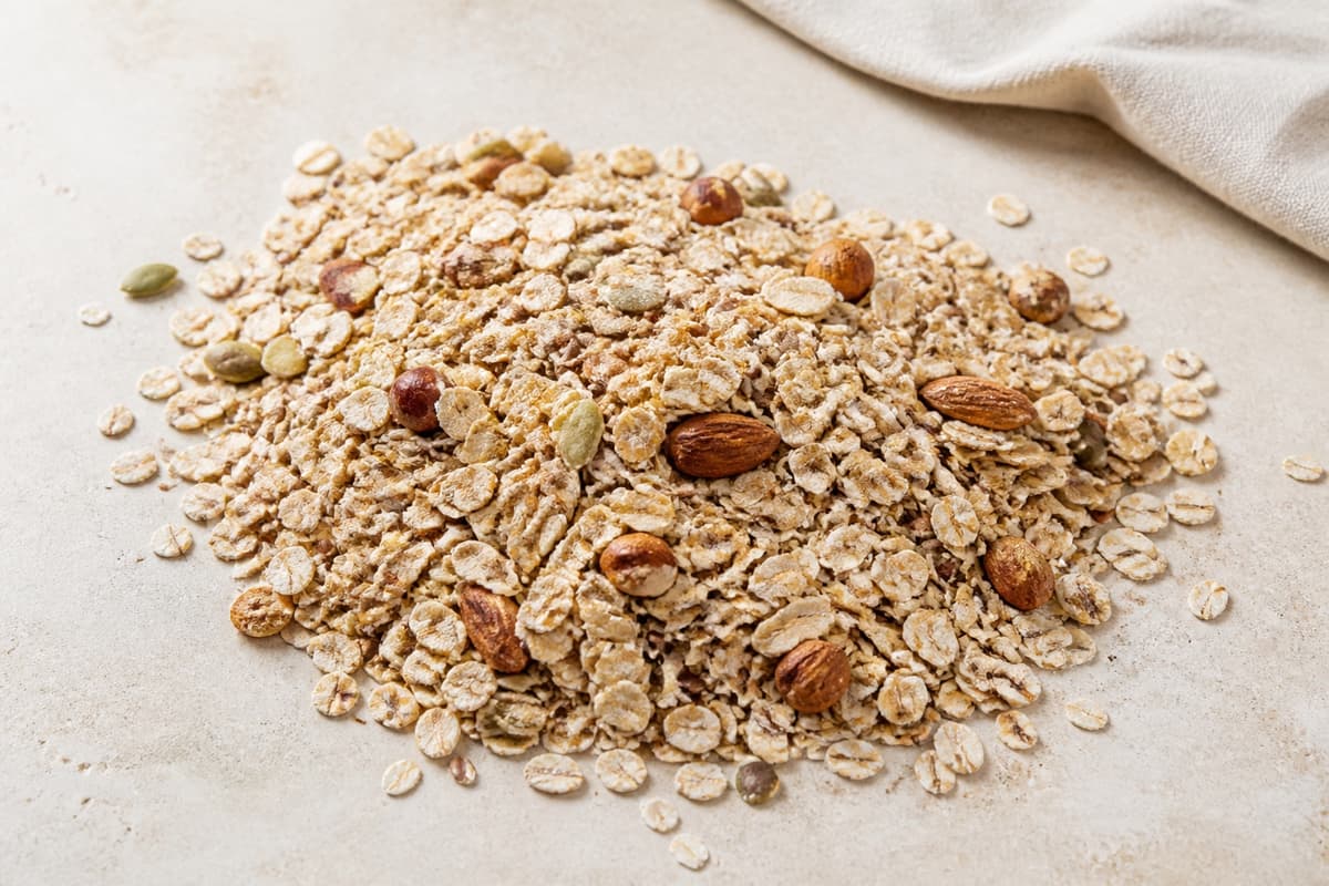 Müsli uden tilsat sukker fotograferet i naturligt nordisk køkkenlys