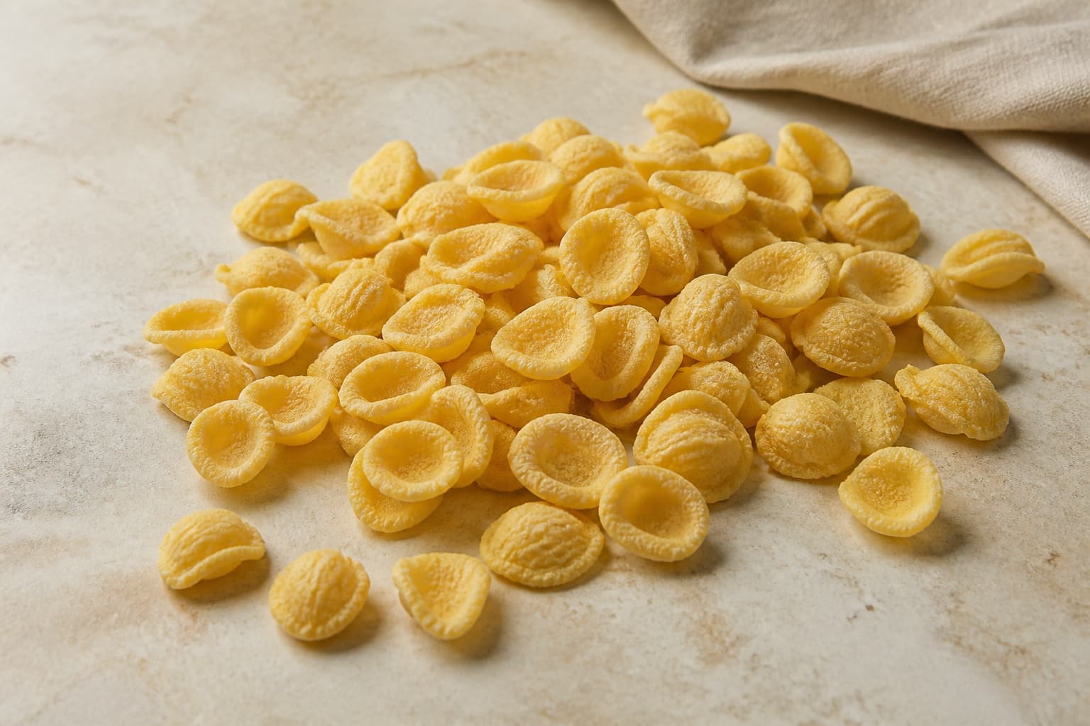 Orecchiette fotograferet i naturligt nordisk køkkenlys