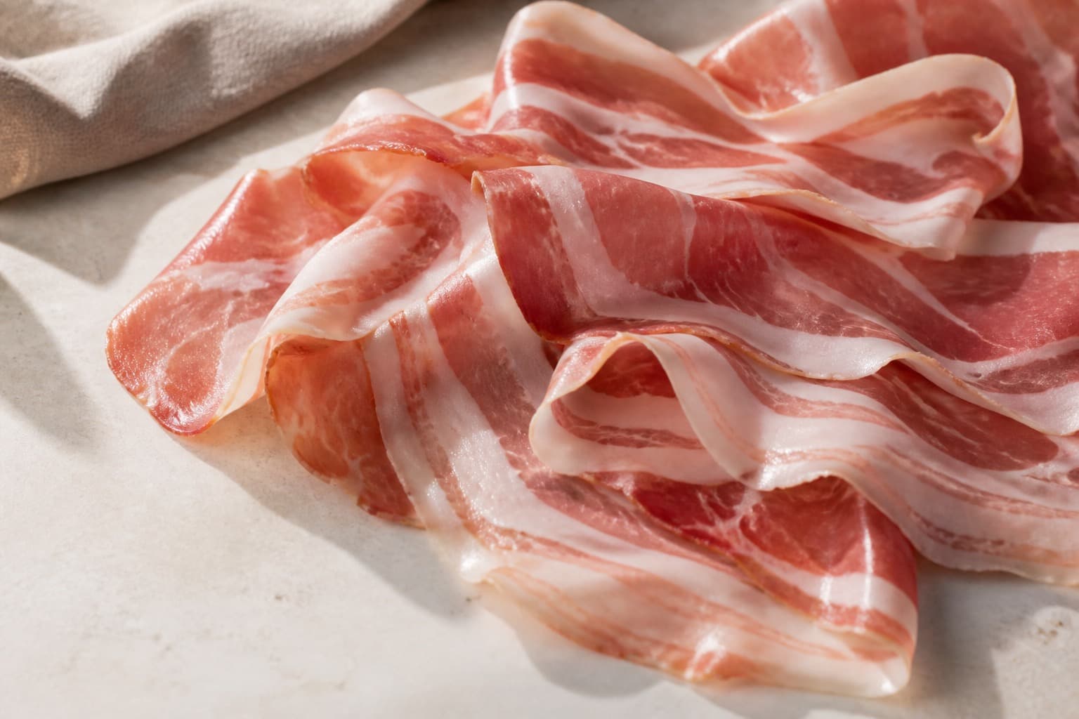 Pancetta i skiver fotograferet i naturligt nordisk køkkenlys