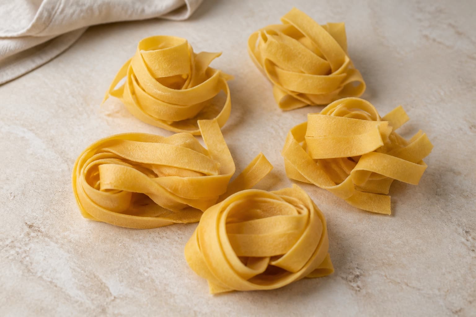 Pappardelle fotograferet i naturligt nordisk køkkenlys