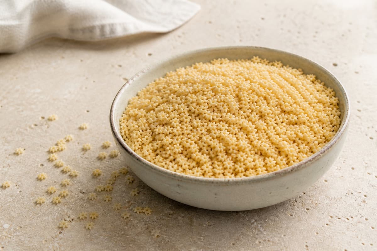 Pastastjerner fotograferet i naturligt nordisk køkkenlys