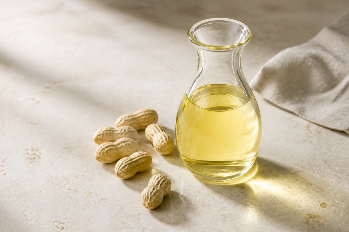 Peanutolie fotograferet i naturligt nordisk køkkenlys