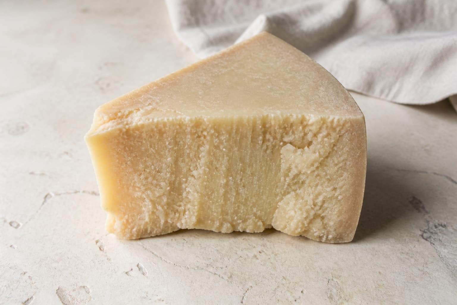 Pecorino romano fotograferet i naturligt nordisk køkkenlys