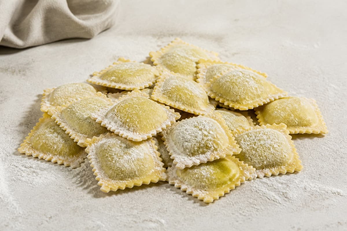 Ravioli fotograferet i naturligt nordisk køkkenlys