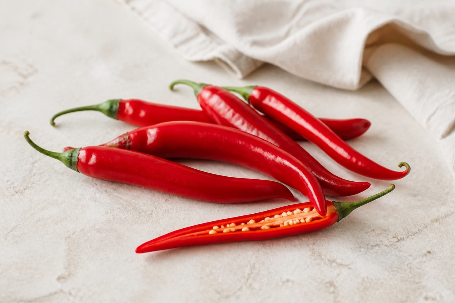 Rød chili fotograferet i naturligt nordisk køkkenlys