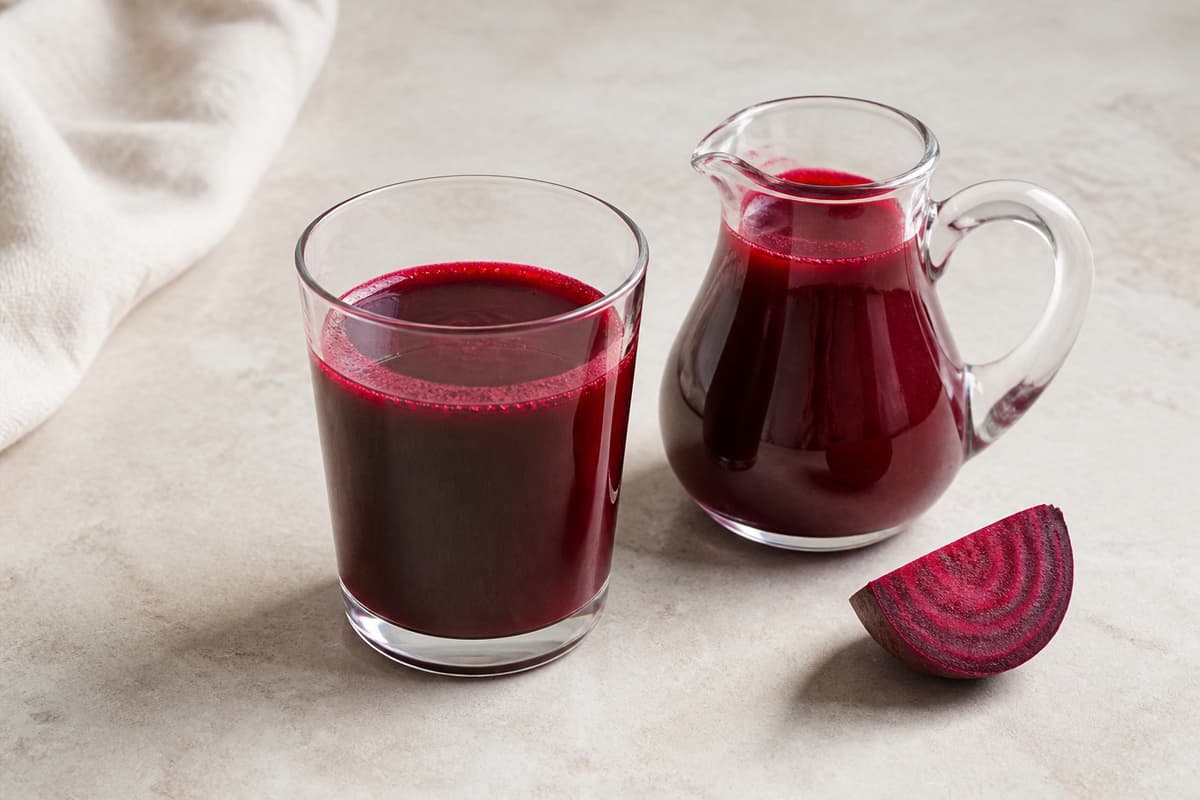 Rødbedesaft fotograferet i naturligt nordisk køkkenlys