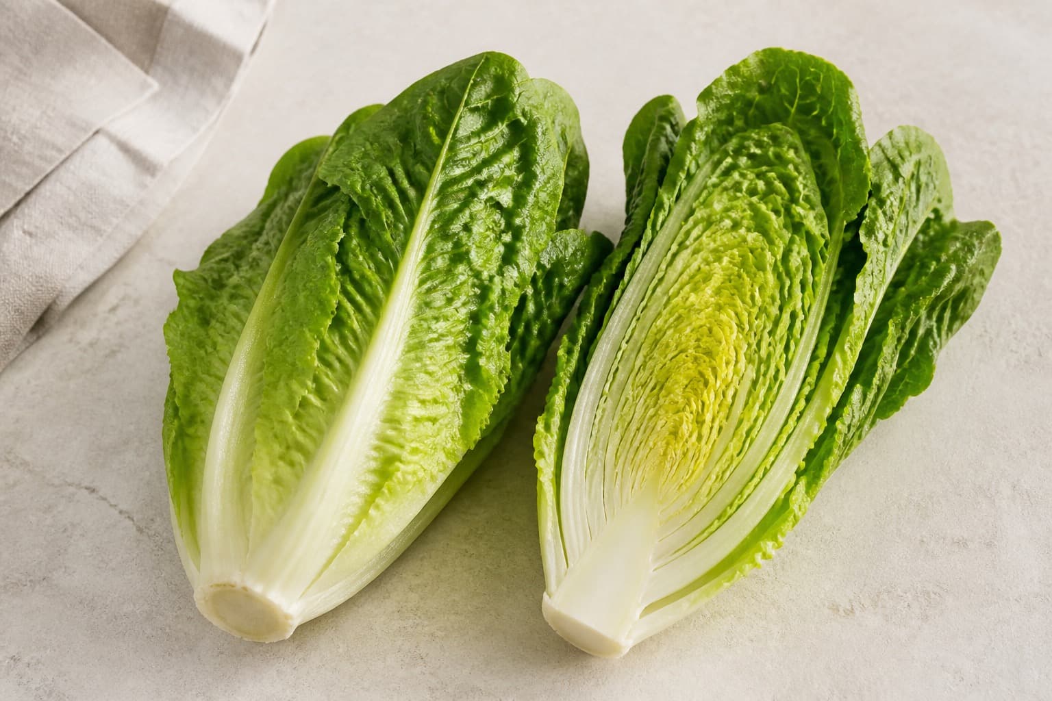 Romainesalat fotograferet i naturligt nordisk køkkenlys