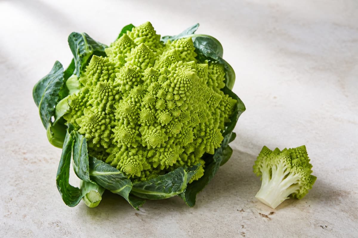 Romanesco fotograferet i naturligt nordisk køkkenlys